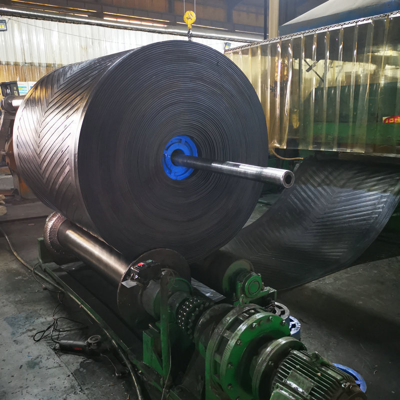 Herringbone Conveyor Belt Grain and Wood Transport Conveyor Belt Climbing and Concave Pattern Anti-Slip Wear-Resistant Flame Retardant Conveyor Belt