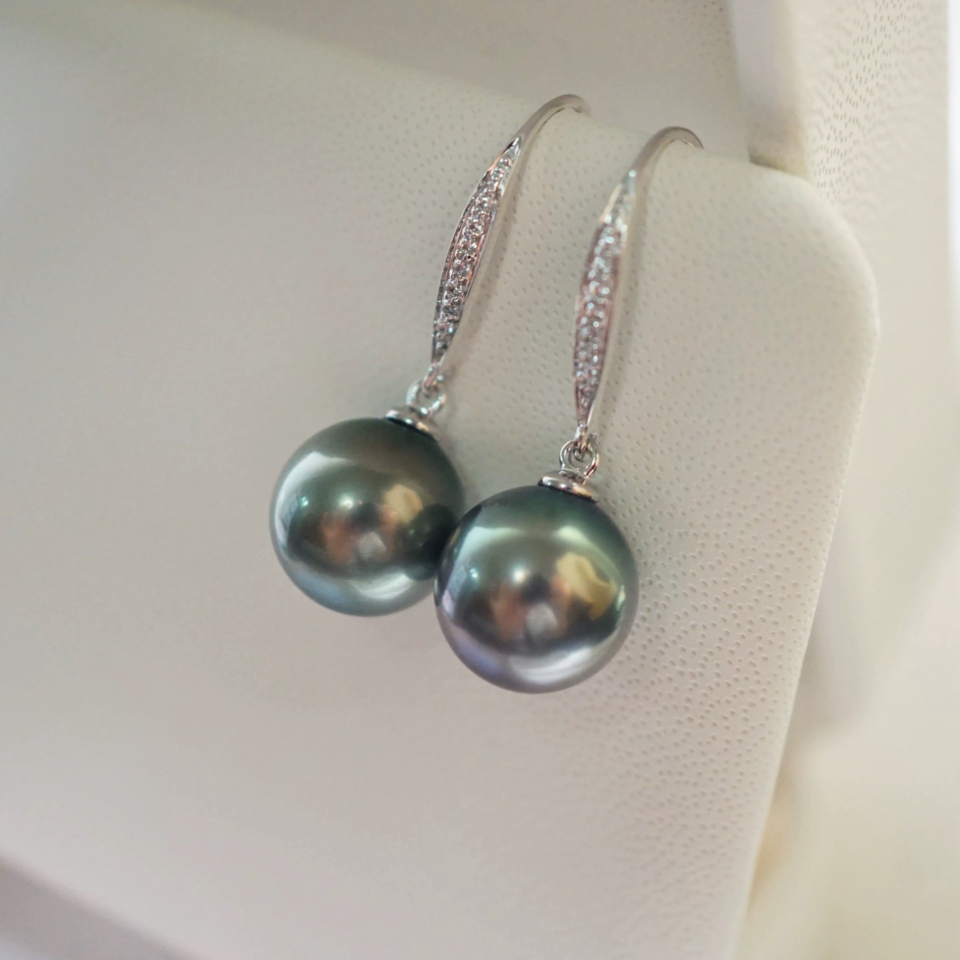 Аксессуары Pt900, простые серьги-крючки, инкрустация цирконием с 10-11 бусинами, бусины не включены