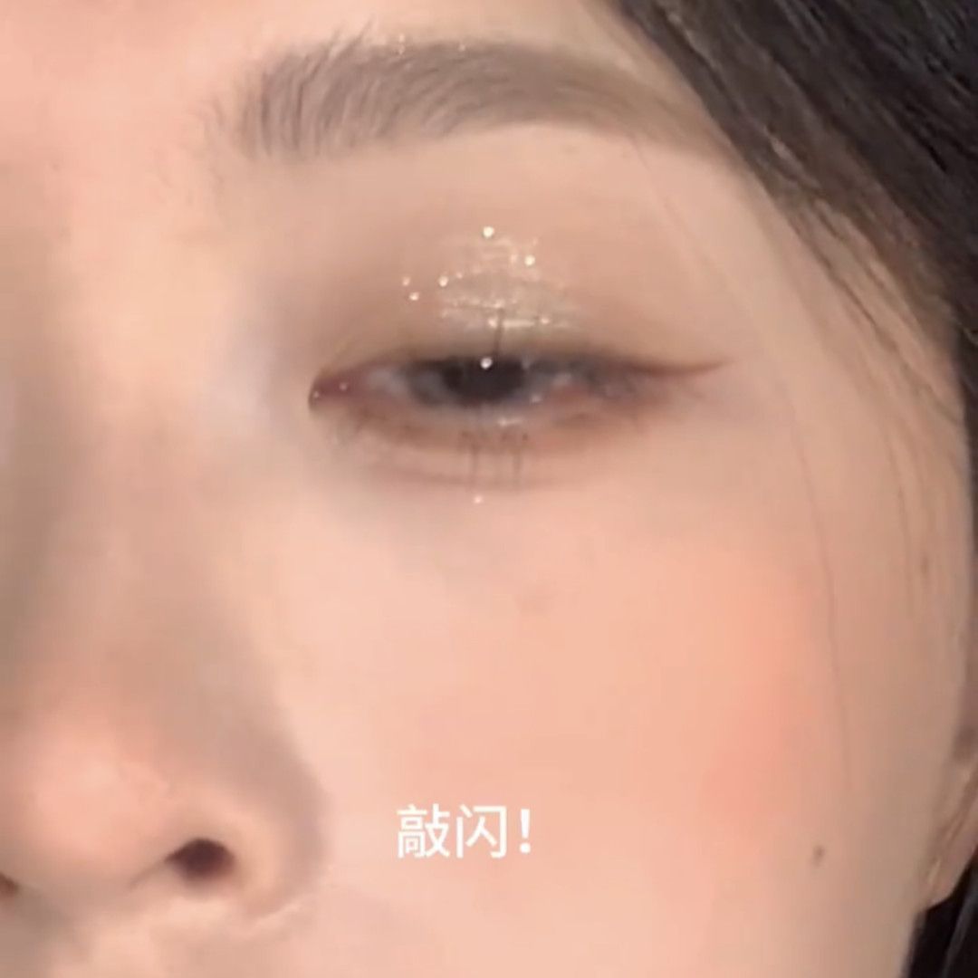 Champagne Fine Glitter Diamond Eyeliner Pen for Under-Eye Highlighting, Natural Brightening Fine Glitter for Students