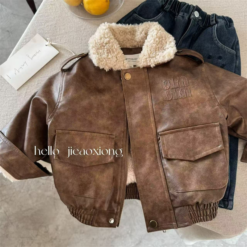 Детская верхняя одежда 2025, зимний новый продукт для мальчиков и девочек, утолщенная кожаная куртка с отложным воротником, модная куртка с молнией