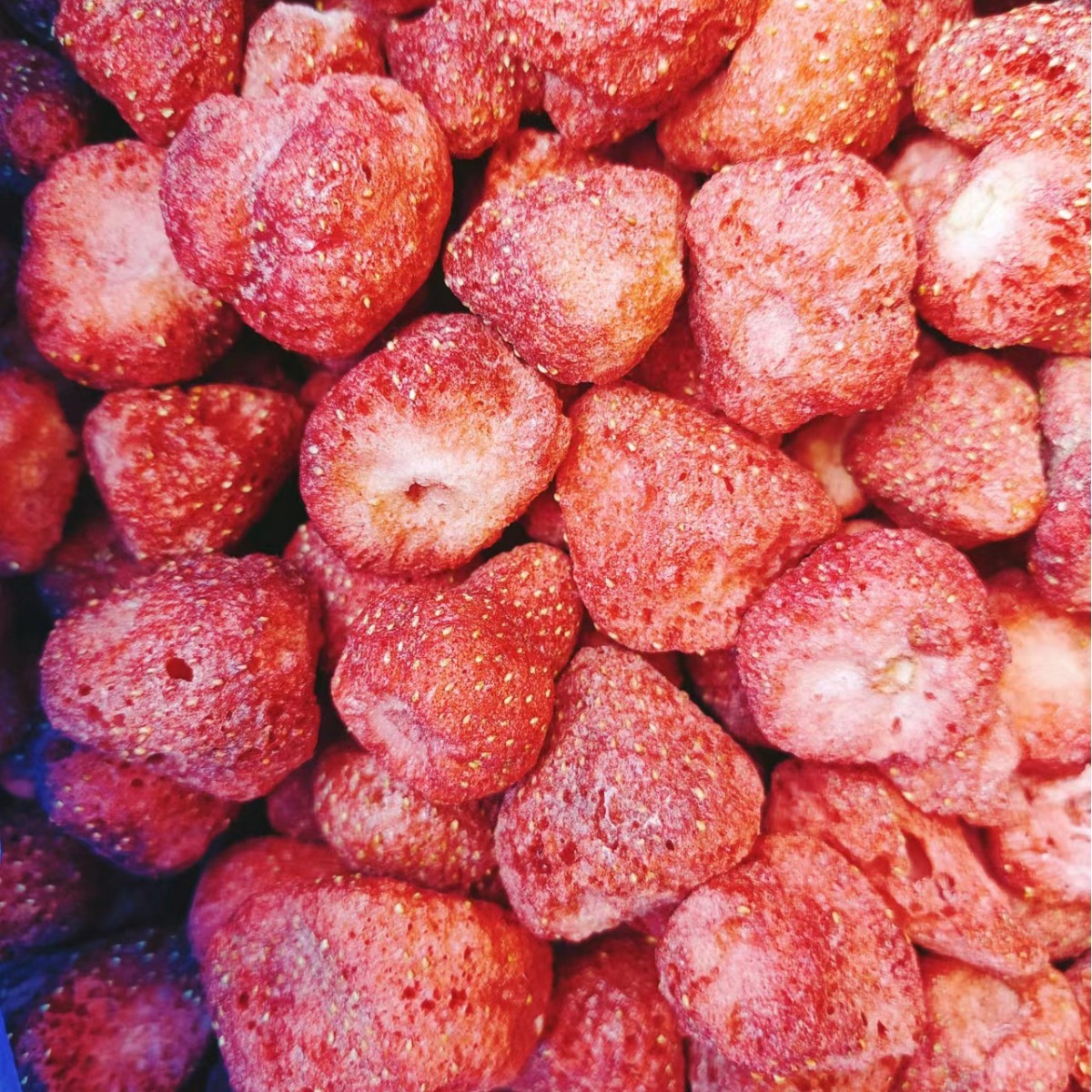 SOURCE manufacturer Grade B freeze-dried strawberry crisps 500g wholesale cow rolling snowflake crisp baking casual snack raw materials