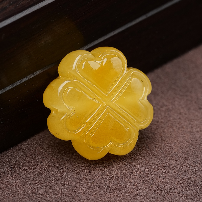 Wholesale Natural Russian Beeswax Four-Leaf Clover, Five-Pointed Star, Amber, Butterfly, Osmanthus High-Quality Accessories Genuine Pendant