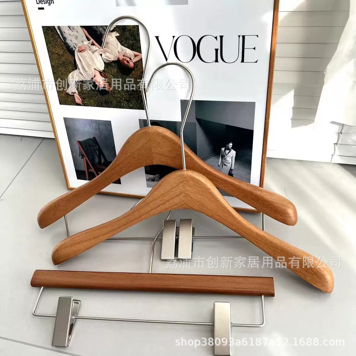 Wholesale Walnut-Colored Walnut Wood Women's Clothing Store Wardrobe Seamless Wide-Shoulder Clothes Hanger Solid Wood Non-Slip Design
