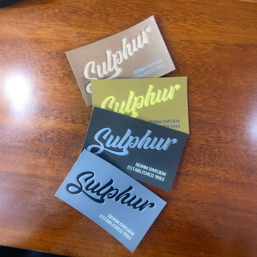 Джинсы нового тренда весна/лето 2024 с кожаной вышивкой бренда, потертостями, пришитыми элементами, модные аксессуары для талии