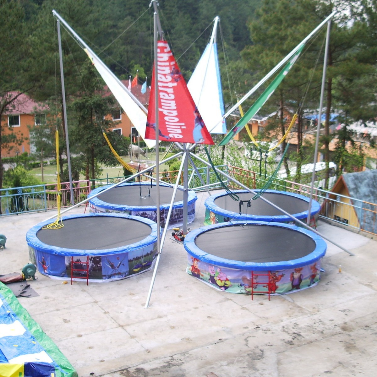 Детский парк четырехместный простой электрический трамплин из нержавеющей стали, детское развлекательное и игровое оборудование