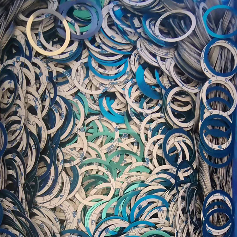 Беспроводная зарядка и магнитный направляющий лист могут быть выполнены в различных размерах, а клей также можно использовать для высечки и пробивки беспроводной зарядки по желанию.