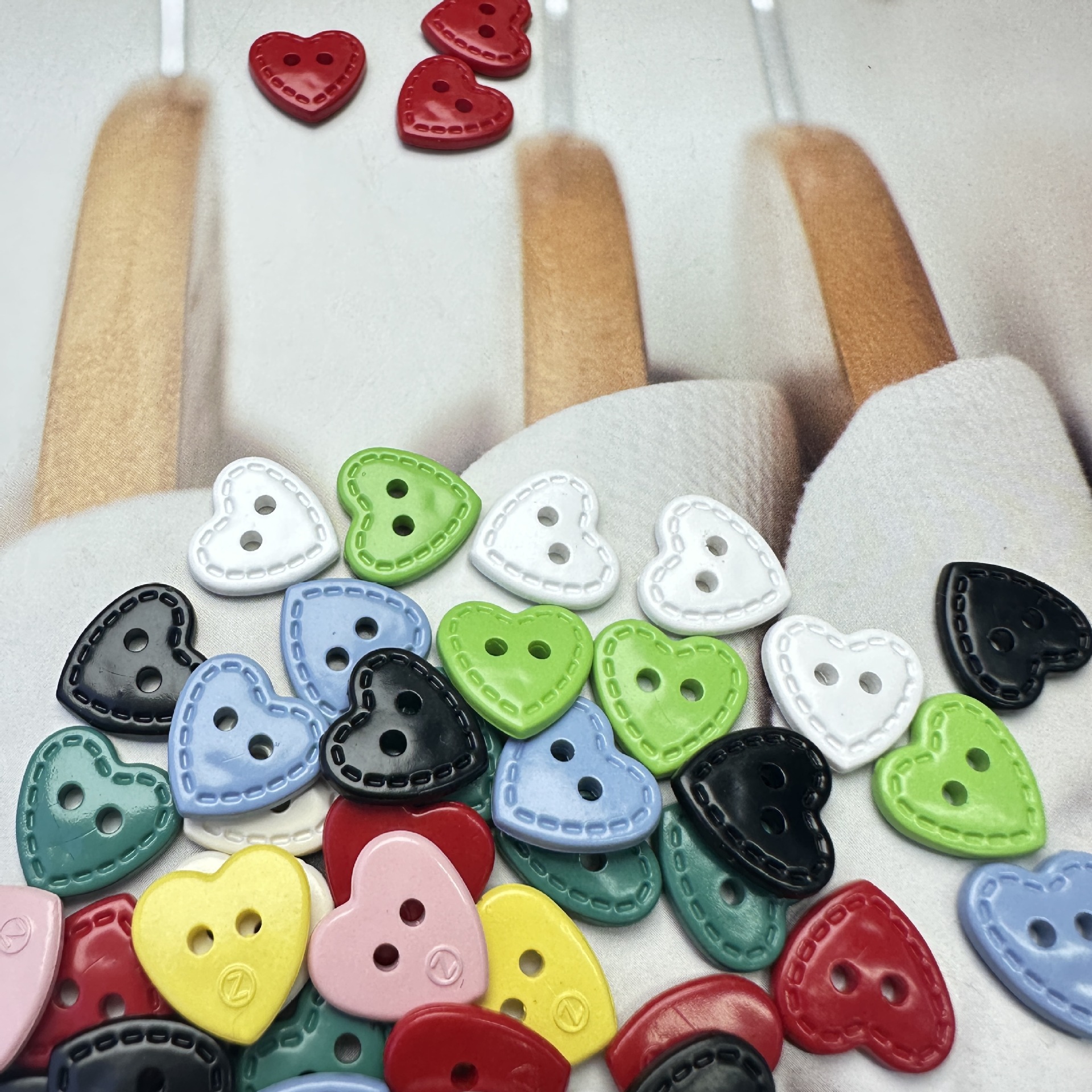 Яркая кнопка в форме сердца с двойным отверстием для свитера, жакета с ручной вышивкой, кардигана, платья, детский DIY рукоделие