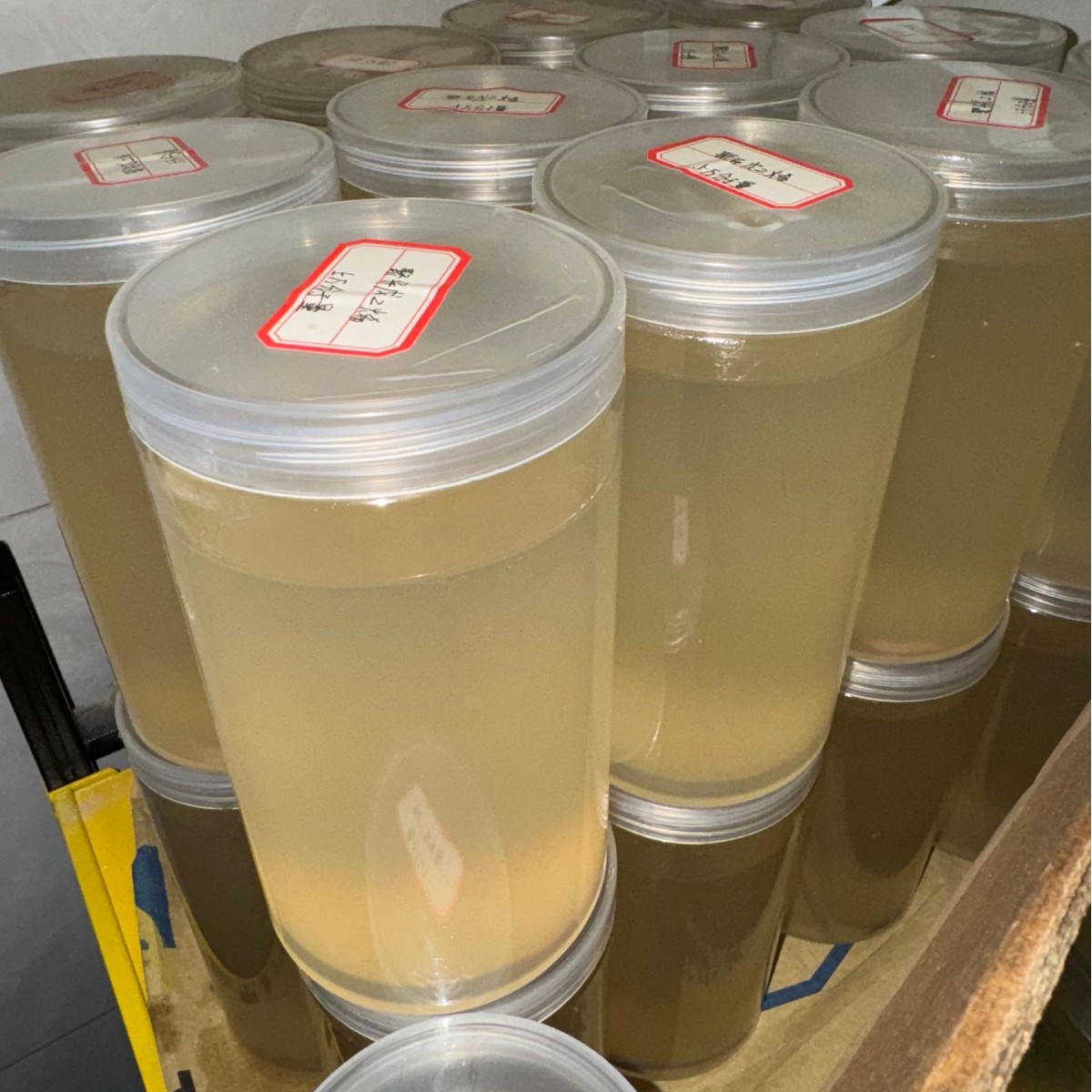 Жидкий полиизопреновый каучук с молекулярным весом 50 000, хорошей холодостойкостью и прочностью на растяжение