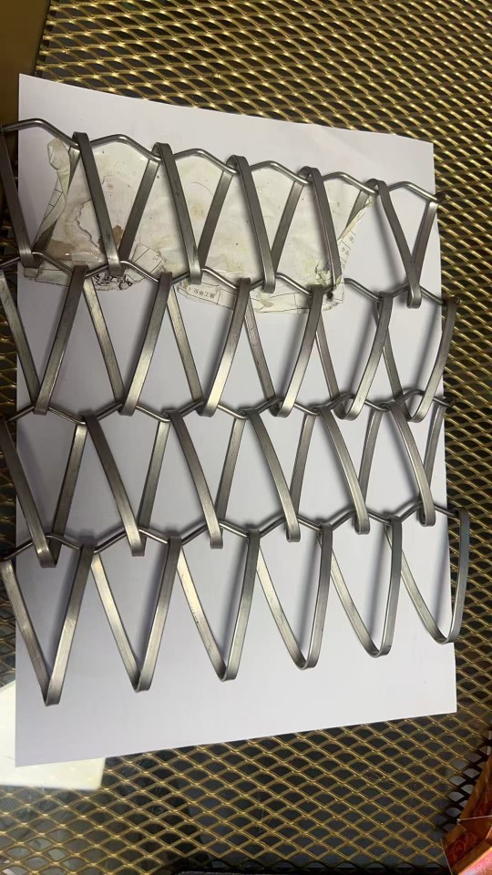 Металлическая плетеная декоративная сетка, перегородка для отелей и ресторанов, натянутая металлическая сетка из нержавеющей стали, производитель сетки для стен