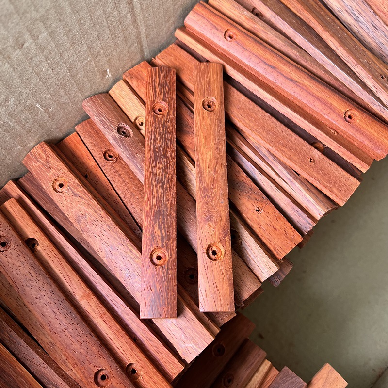 Оптовая продажа подвесной линии из массива, полукруглая форма, деревянная линия для подвешивания картин, перфорированная натуральная древесина груши