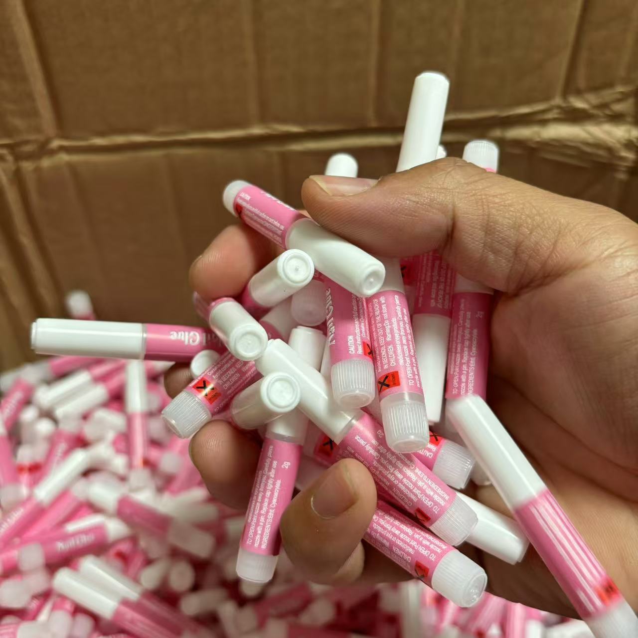 Yiwu manufacturers in stock 2g red tube glue wear nail glue quick-drying nail glue drill glue fake nail glue