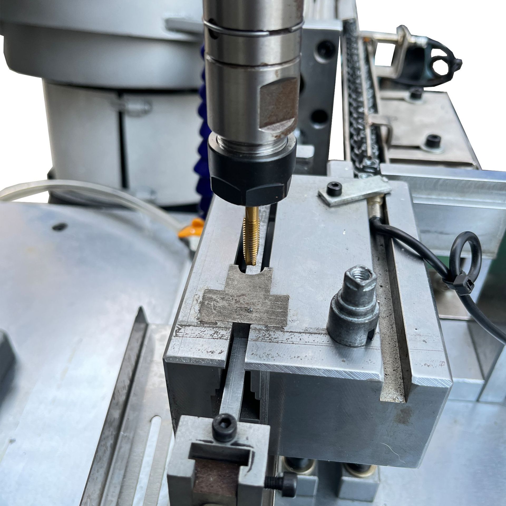 Фабричный источник полностью автоматической машины с двойным сервоприводом для нарезки резьбы, машины для пробивки гаек и оборудования для литья под давлением