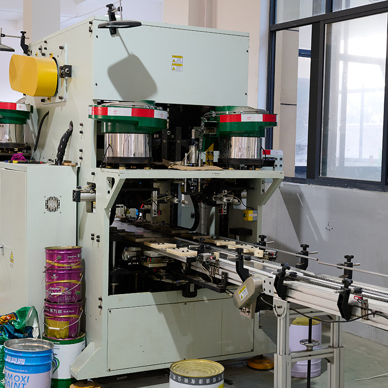 Manufacturer tinplate round can portable industrial paint bucket with lid packaging white iron bucket 2L-6L basket bucket