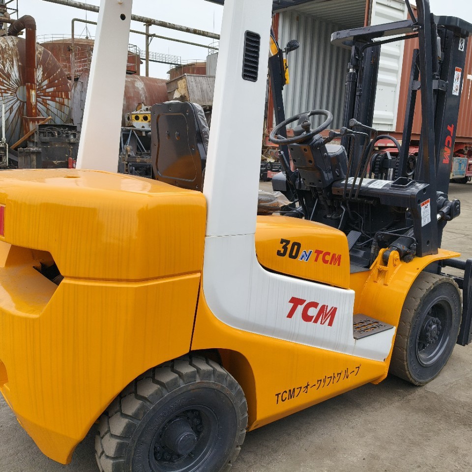 Поставка б/У контейнерного погрузчика Tcm на 3 тонны