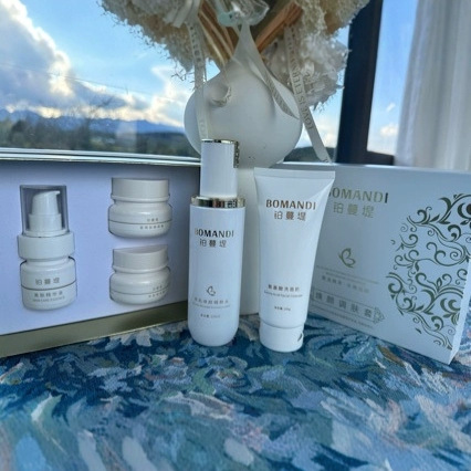 Three-Piece Skin-Toning Set to Brighten Skin Tone and Improve Dullness