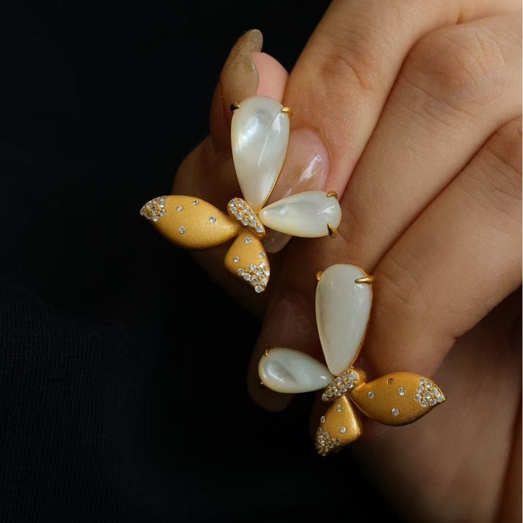 Серьги в стиле инстаграм из стерлингового серебра с натуральной белой перламутровой бабочкой, легкая роскошь, оптовая продажа, винтажный стиль для женщин