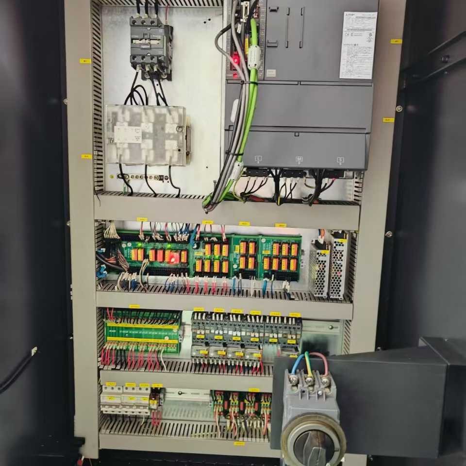 For Sale Second-Hand Huaji Cv-855 Vertical Machining Center Spindle Taper Bt40 in Stock