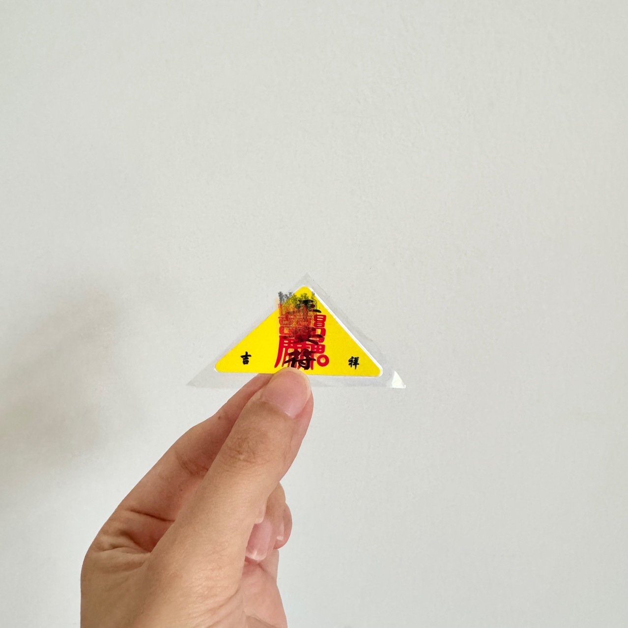 Прямая продажа фабрики различных водонепроницаемых пластиковых запечатанных Мирных и благоприятных треугольных амулетов, которые можно носить с собой для получения удачных пакетов