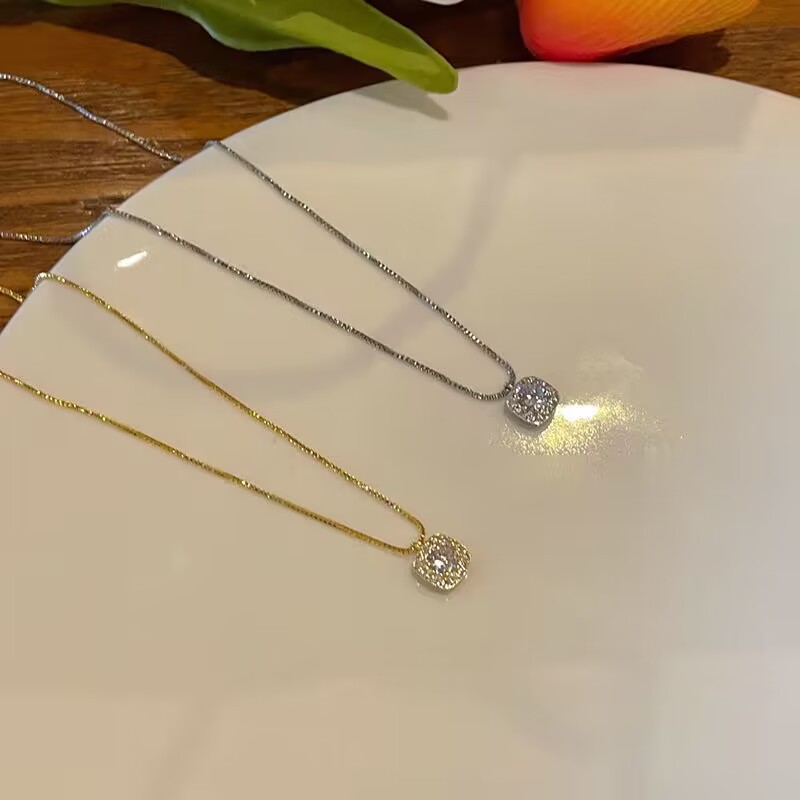 Simple cold style high-grade necklace for Women New niche design rhinestone pendant clavicle chain