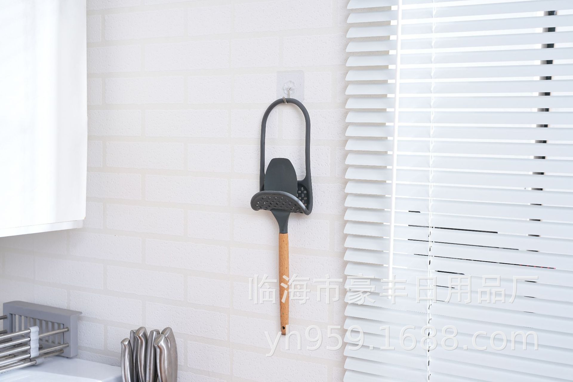 Factory wholesale kitchen drain basket hanging folding curved faucet scouring pad draining rack wall hanging kitchen sink