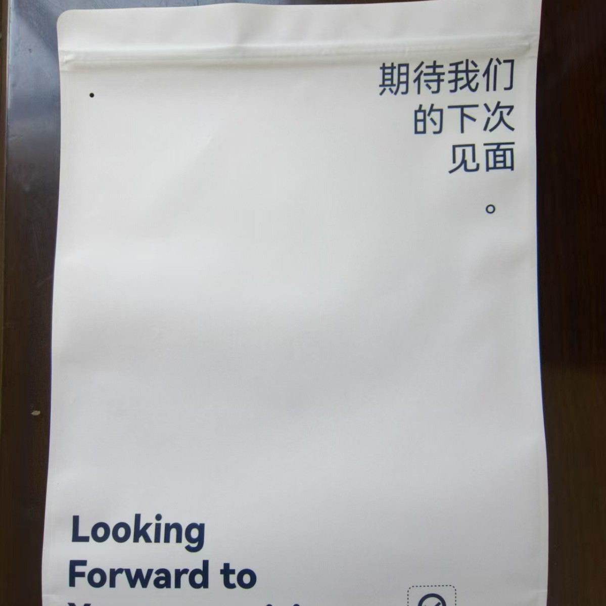 Маленькая сумка для одежды из белой крафт-бумаги на заказ, высококачественная упаковка для детской одежды, бумажно-пластиковая упаковка для ювелирных изделий и шарфов, экологически чистая