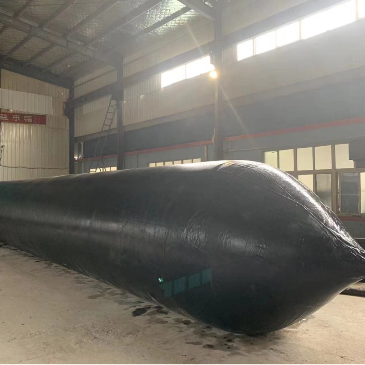 Manufacturer Produces 8-Layer Natural Rubber Ship Launching Airbags for Shipyards, with a Diameter of 1.5m and a Length of 15m