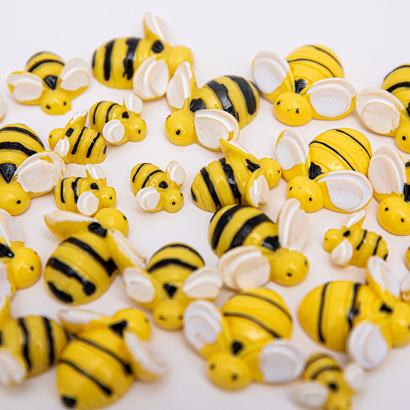 Cross-border foreign trade wholesale cartoon bee three-dimensional resin accessories diy moss landscaping mobile phone shell decorations