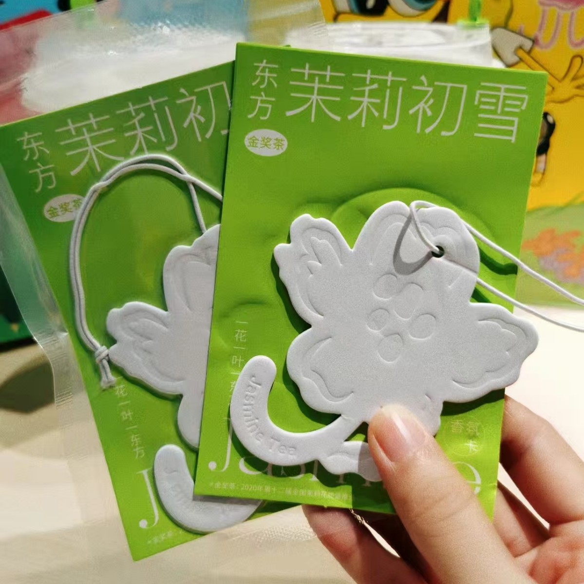 Special-shaped concave-convex craft car fragrance piece thickened long-lasting light fragrance wardrobe fragrance piece high-pole car fragrance card customization