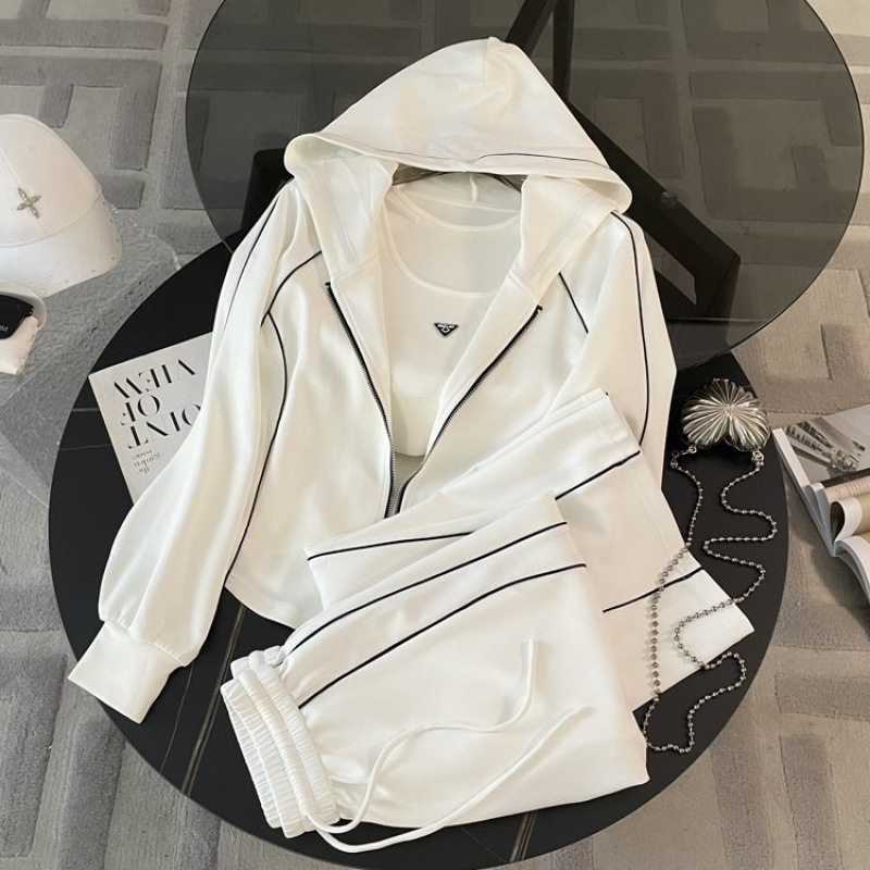 Весенний спортивный костюм для женщин, стиль весны 2025, стройнящий белый толстовка, тройной комплект