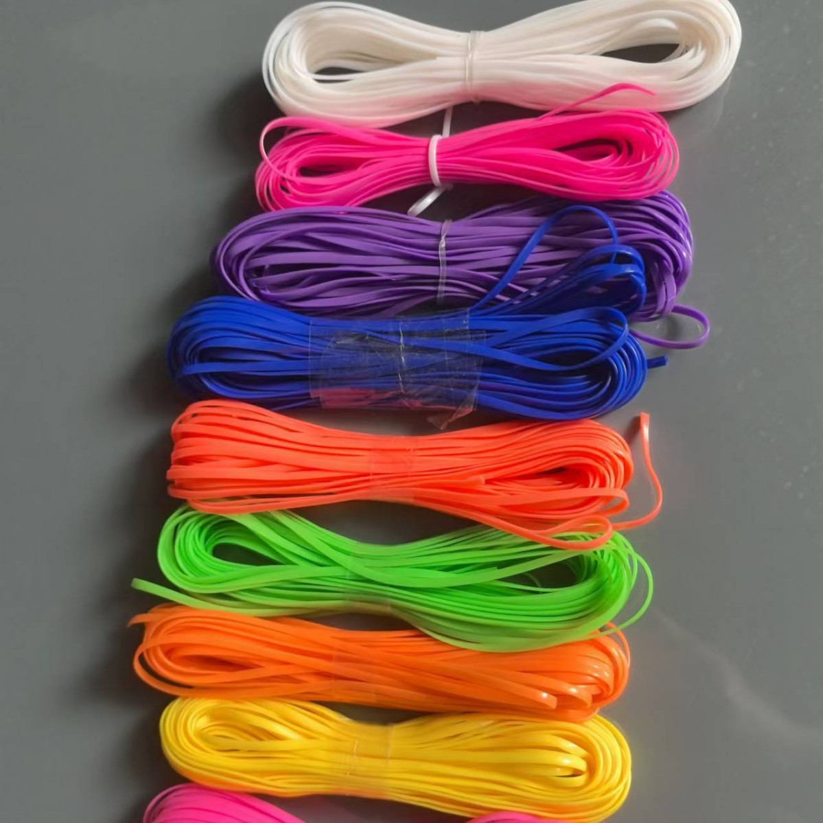 Производитель производит 2mm пластиковую плетеную плоскую веревку Пвх, стекловолоконный браслет для детей, ручная работа DIY