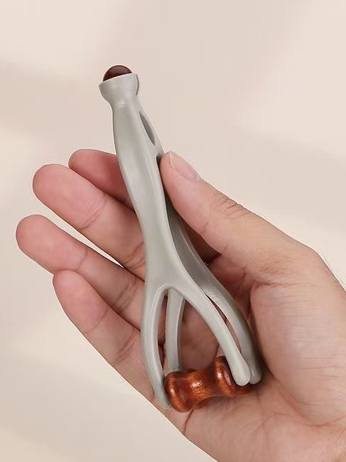 New Finger Massager Solid Wood Roller Massage Clip Hand Joint Meridian Massage Scraping Finger Tool Massager