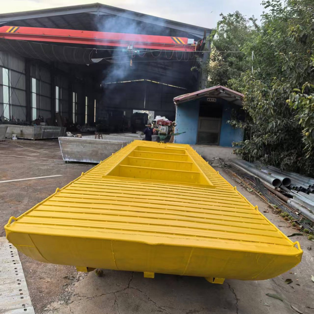 Лодка из оцинкованной стали, устойчивая к коррозии, для уборки мусора с рек, ширина 2.3 м, длина 7.2 м