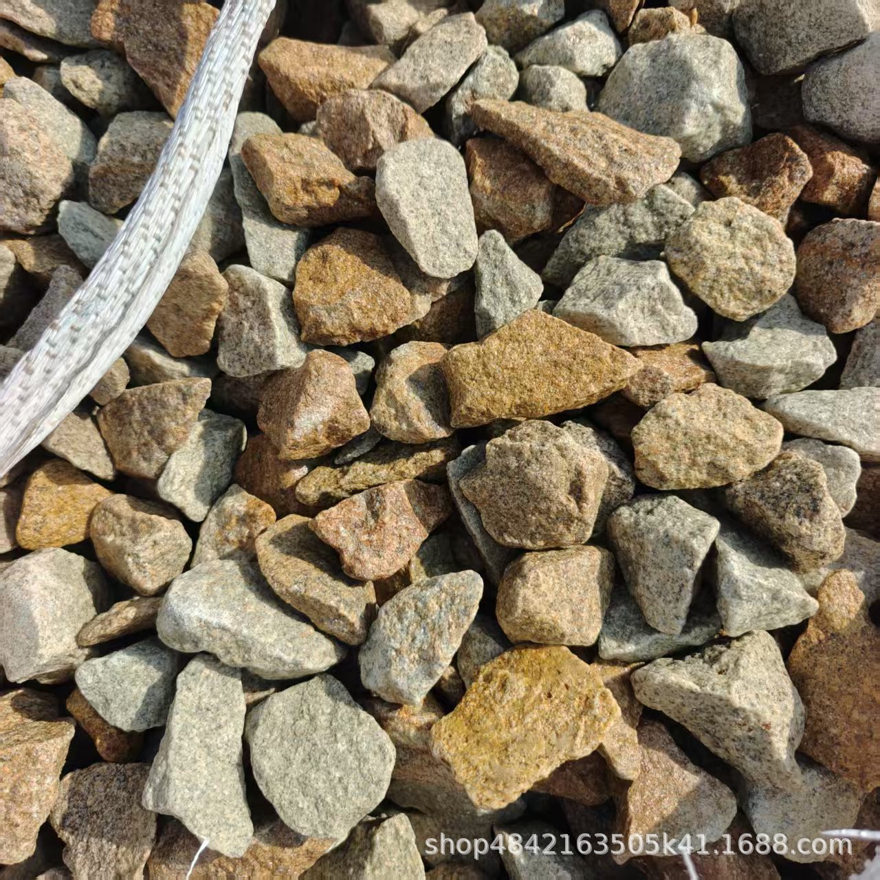 Baihe Yellow Gravel Irregular Sandstone Yellow Crushed Stone for Courtyard and Park Landscaping Paving Manufacturer In-Stock Stones