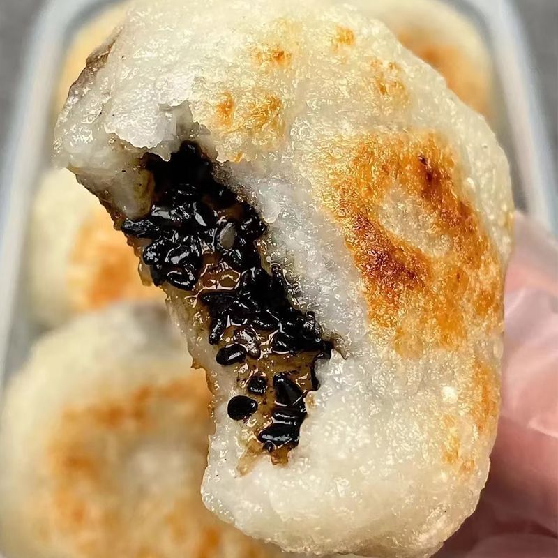 Authentic Black Sesame-Filled Glutinous Rice Cakes, Fresh Handmade Stuffed Glutinous Rice Cakes, Traditional Pastries, Soft Glutinous Specialty Instant Food