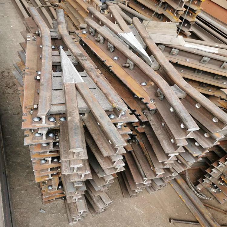 Устройство для отклонения стрелки с гибким подъемом и стабильной блокировкой