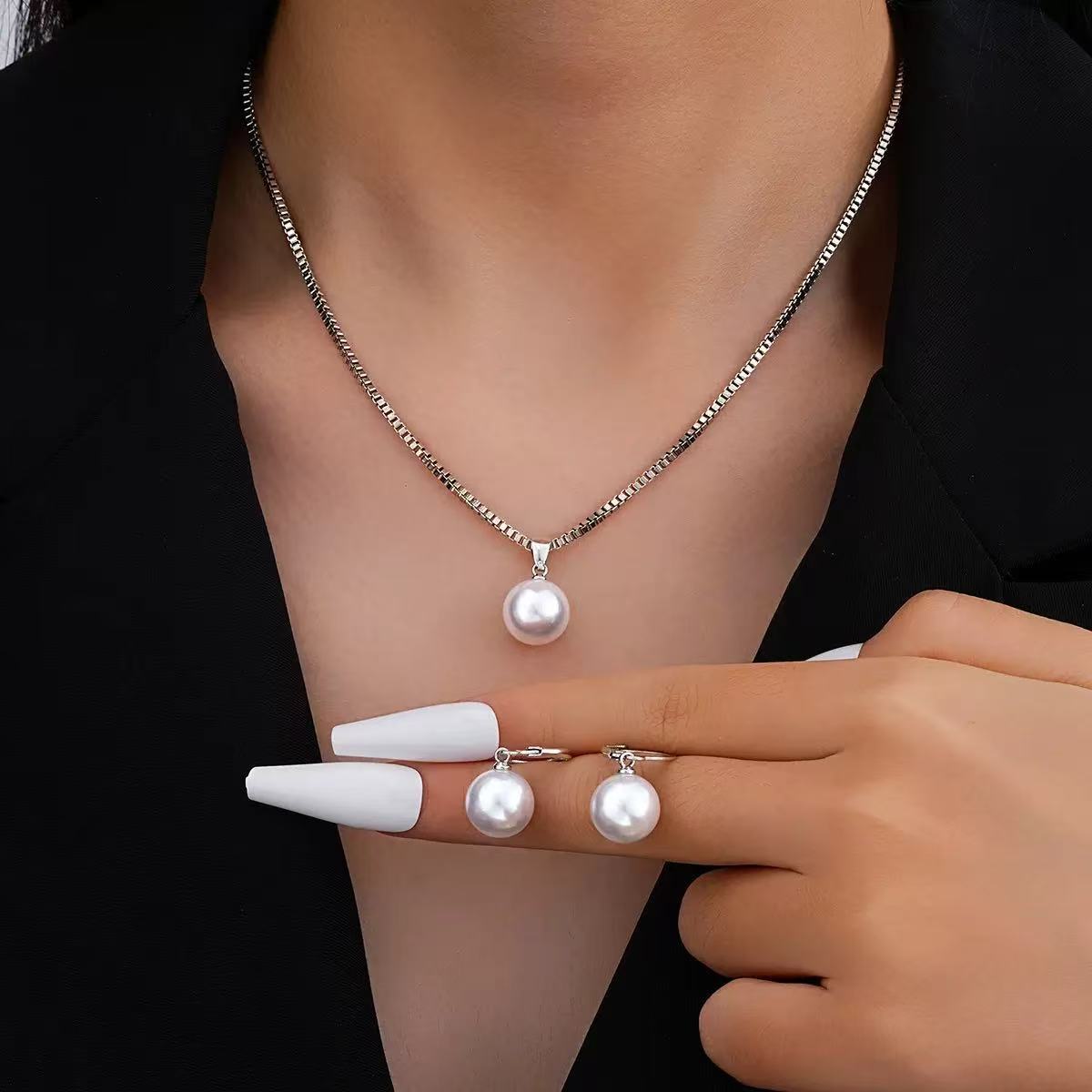European and American Jewelry Sets, Fashionable Light Luxury Pearl Necklaces and Earrings, Two-Piece Sets, Niche Design, High-End Jewelry Wholesale
