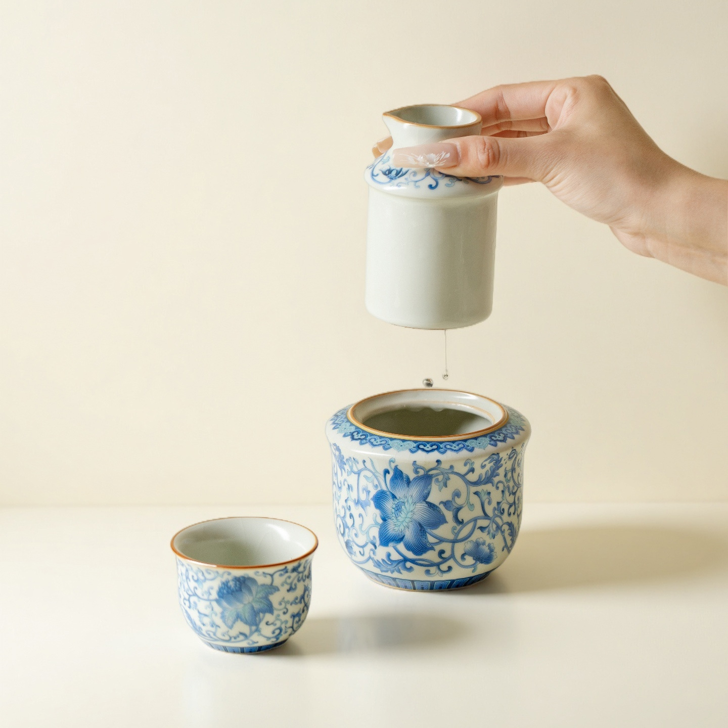 Blue and White Porcelain Wine Warmer with Lotus Pattern for Home Use, Suitable for Warming Wine, Hot Wine Pot, and Sake Set