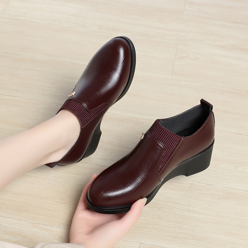 One-piece delivery wedge leather shoes for women 2024 new middle-aged and elderly flat women's shoes soft leather mother's shoes spring and autumn single shoes