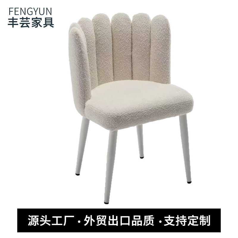 Современный минималистичный обеденный стул с элементами роскоши