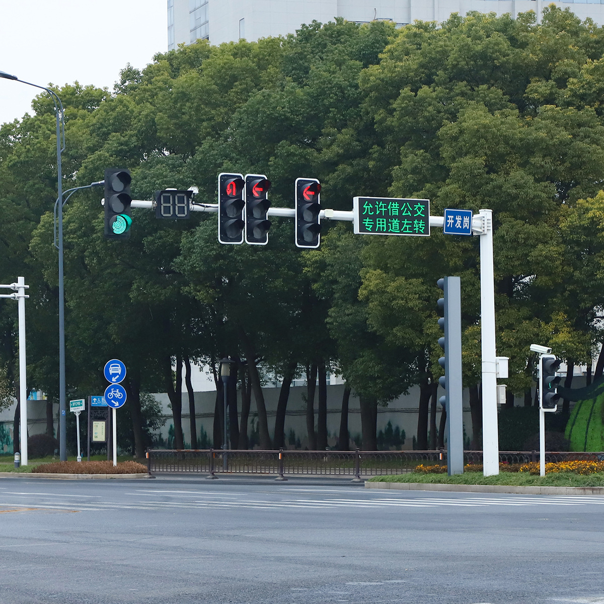 Led Signal Light Pole Manufacturers Supply Traffic Signal Lights Customized Traffic Light Pole Octagonal Pole Signal Light Frame