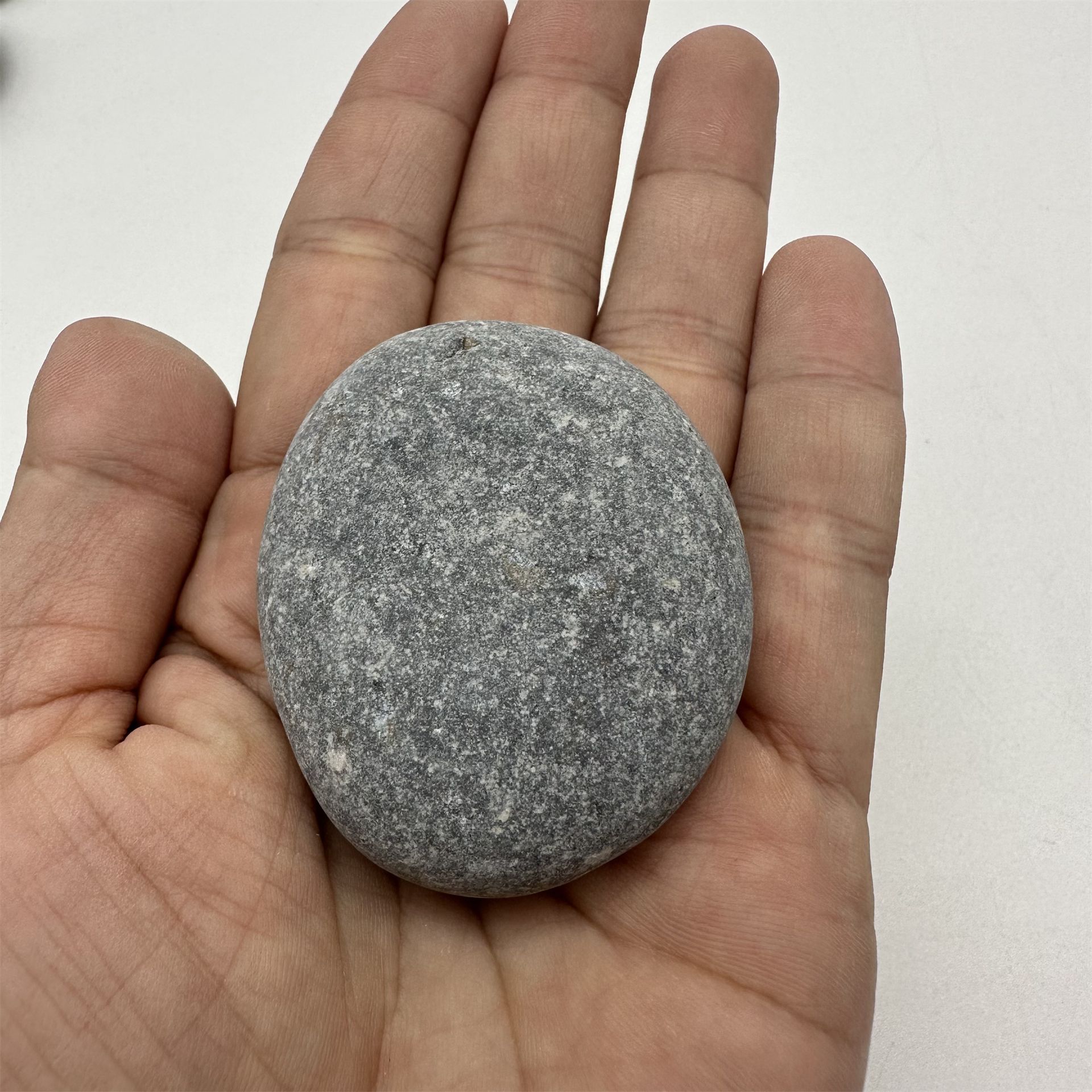 Natural painting pebbles cross-border hot selling creative graffiti stone manufacturers in stock straight hair kindergarten painting stone