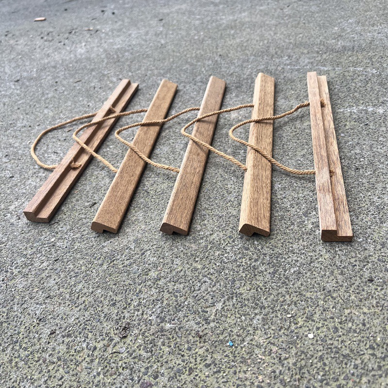 Solid wood line wholesale groove shape hanging shaft photo frame line manufacturers directly supply teak hook line photo frame hanging wood line