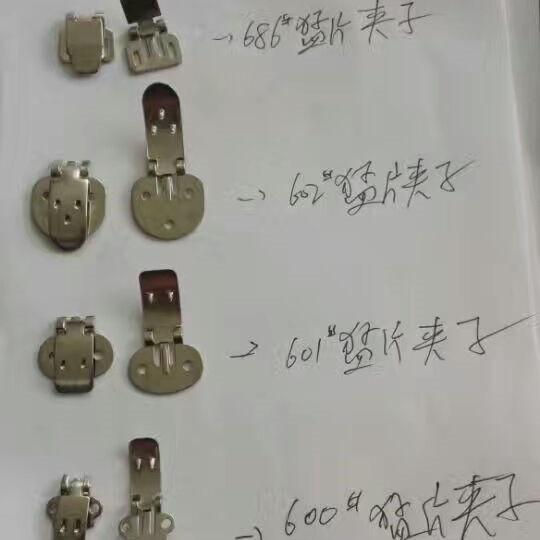 Служба настройки пряжки с помпоном, окрашенная в спрей, пряжка с утиной язычком, может быть изготовлена с логотипом