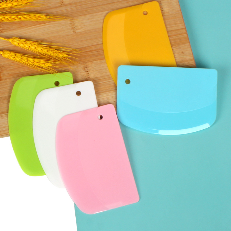 Spot PP plastic semicircle scraper cream cake scraper dough cutting knife D-shaped scraper baking tools