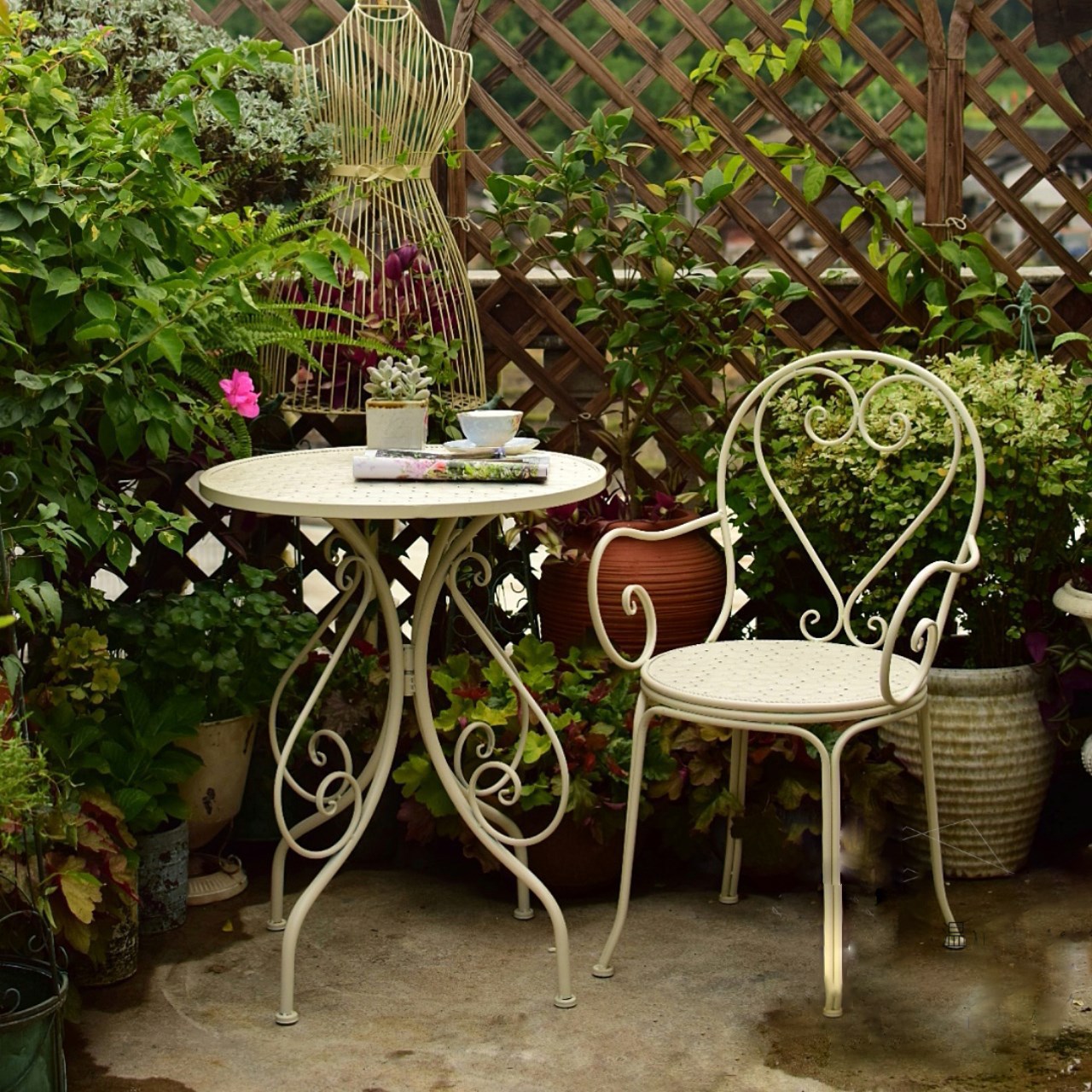 Simple wrought iron balcony table and chair three-piece set courtyard garden outdoor leisure small coffee table home decoration combination