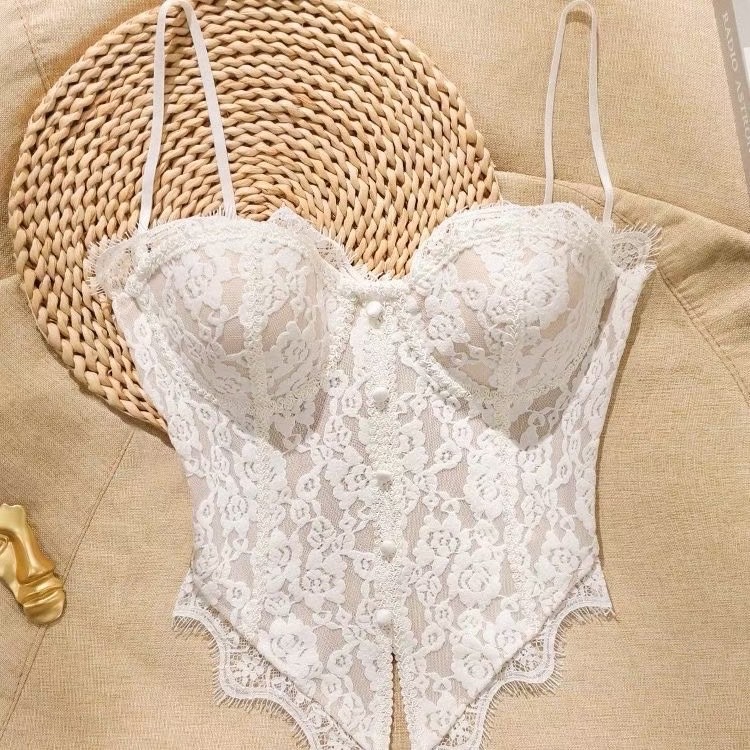 Autumn and Winter New Lace Fishbone Waist-Cinching Strapless Tube Top with a Pure and Desirable Style, Featuring a Beautiful Back Design, Built-In Chest Pads, and a Back Zipper