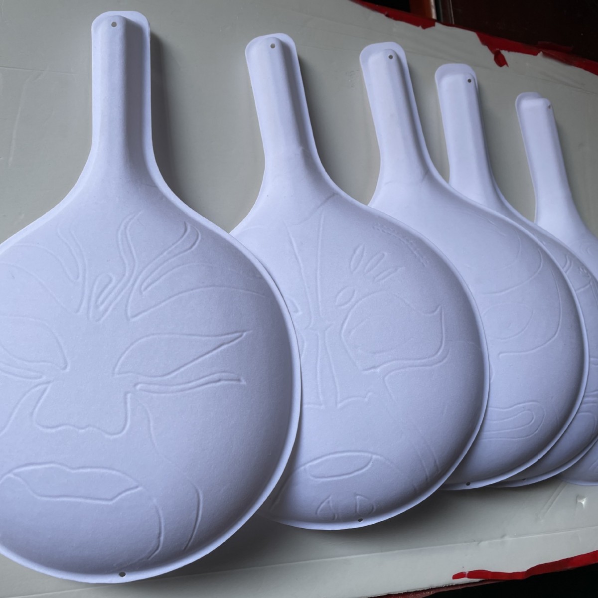 White indentation Peking Opera facial makeup spoon with color picture