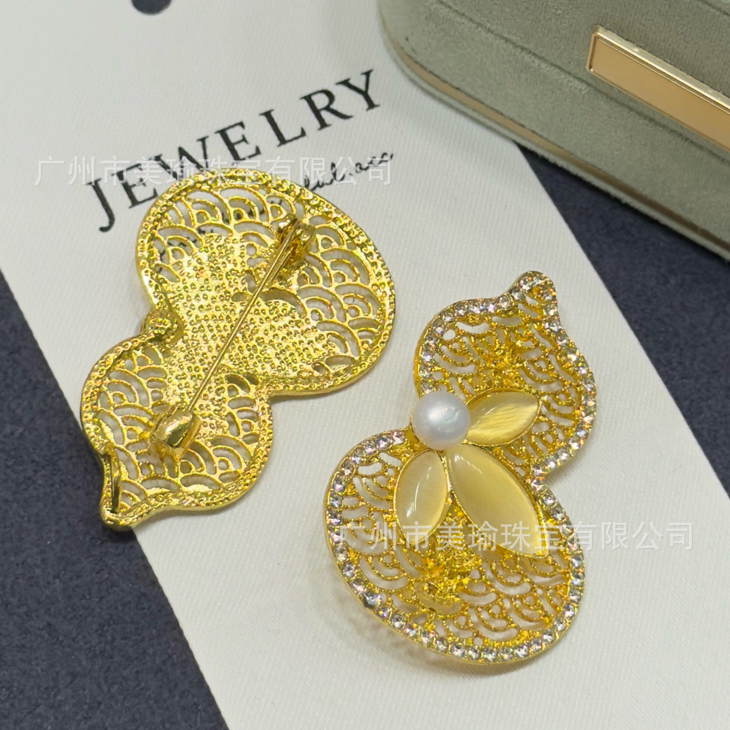 Finished Product: Natural Freshwater Pearl Gourd-Shaped Brooch, Alloy Women's Sweater Jacket, Elegant and Versatile Accessory, Light