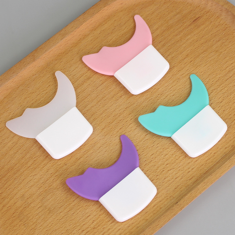 Silicone Eyelash Baffle for Beginners to Draw Eyeliner Mascara Auxiliary Eye Makeup Auxiliary Tool Crescent Soft Silicone Baffle