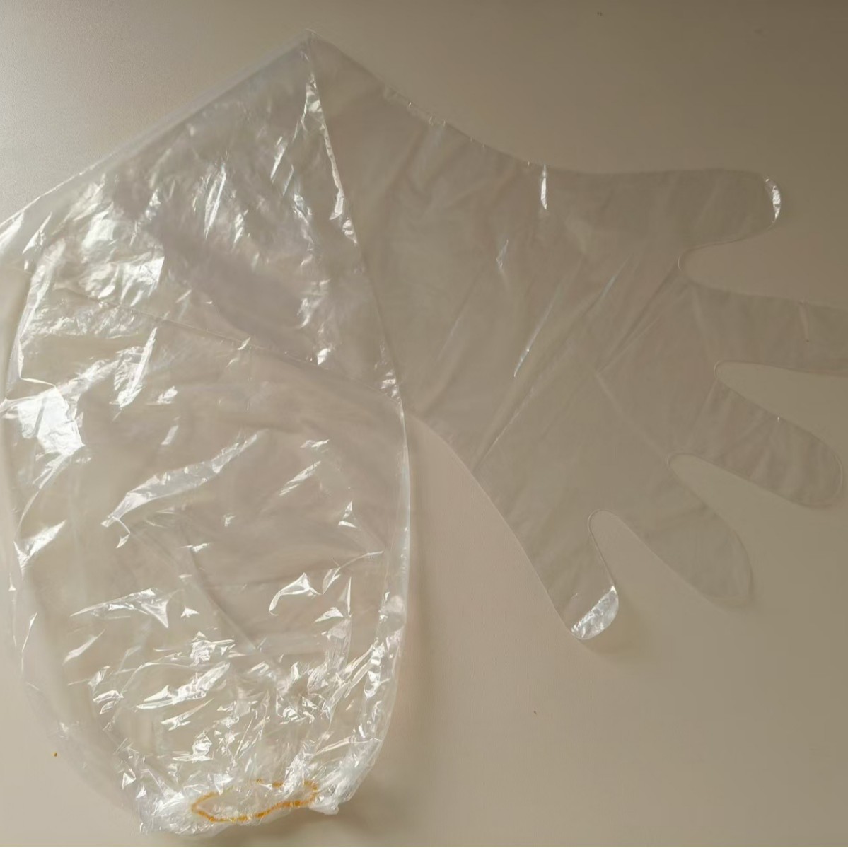 Производители пластика выпускают одноразовые длинные перчатки с эластичными манжетами, водонепроницаемые и защитные, для домашнего и ветеринарного использования, изготовленные из ПЭ для скота